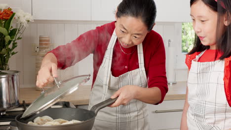 Madre,-Niña-Y-Familia-Asiática-Cocinando-En-La-Estufa