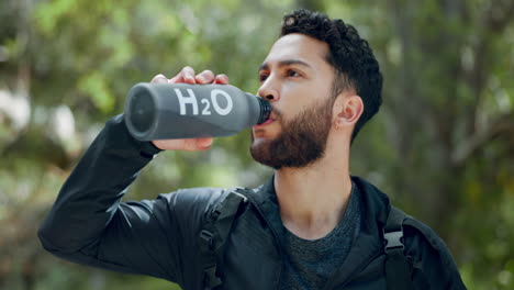 Mann-Trinkt-Wasser-Beim-Wandern-Im-Wald