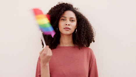 Schwarze-Frau-Schwenkt-Flagge,-Regenbogen