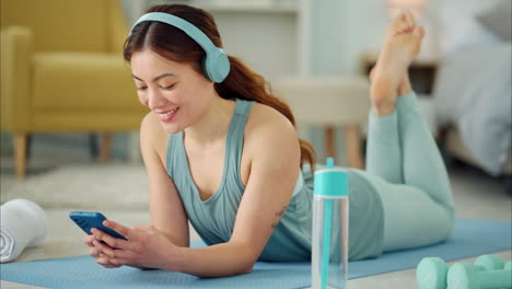 Smartphone,-Yoga-Und-Kopfhörer-Einer-Tippenden-Frau