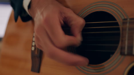 Hände,-Musiker-Und-Spielen-Auf-Gitarrensaiten