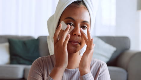 Massage,-Hautpflege-Und-Mädchen-Mit-Augenklappe-Nach-Hause