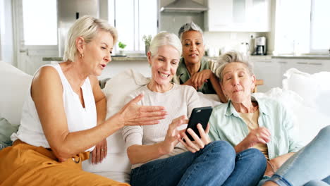 Entspannen-Sie-Sich,-Freunde-Und-ältere-Frauen-Telefonieren