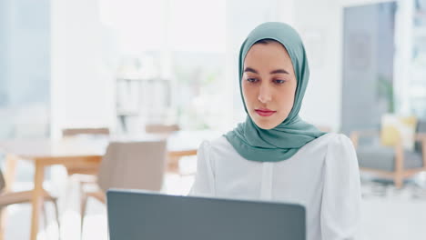 Corporate-muslim-woman,-laptop
