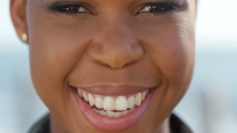 Schwarze-Frau,-Gesicht-Und-Lächeln-Für-Porträt-Im-Freien