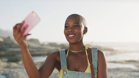 Schwarze-Frau,-Telefon-Selfie-Und-Glücklich-Am-Strand