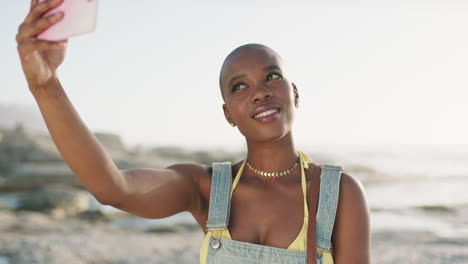 Mujer-Negra,-Selfie-Y-Playa-Con-Una-Sonrisa