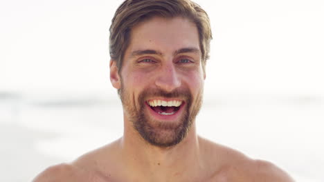 Glücklicher-Mann,-Strand-Und-Gesicht-Mit-Lächeln