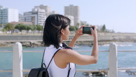 Reisefrau-Mit-Strandfotografie-Auf-Dem-Smartphone