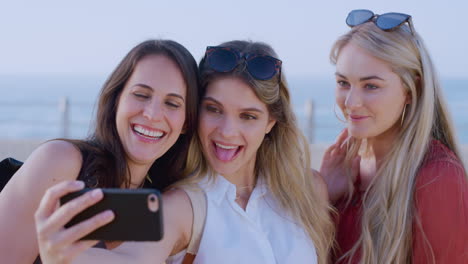 Selfie,-Strand-Und-Sommerfreundinnen-Im-Urlaub
