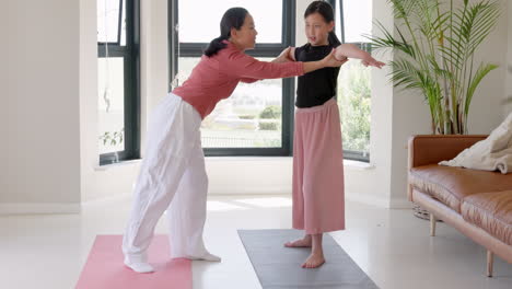 Yoga,-Fitness-Y-Madre-Asiática-Con-Hijo-En-Casa