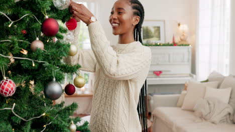 Weihnachten,-Schwarze-Frau-Und-Dekoration-Für-Baum