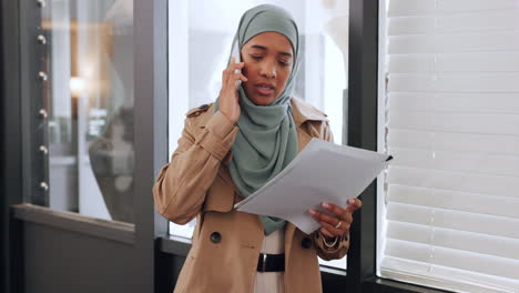 Muslimische-Geschäftsfrau,-Anruf