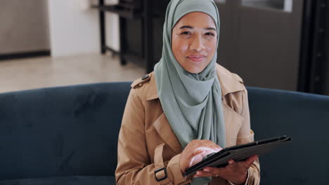 Islamische-Frau,-Tablet-Und-Mit-Einem-Lächeln,-Das-Glücklich-Ist