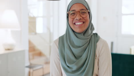 Muslimin,-Geschäftsfrau-Und-Lachend-Im-Kreativbereich
