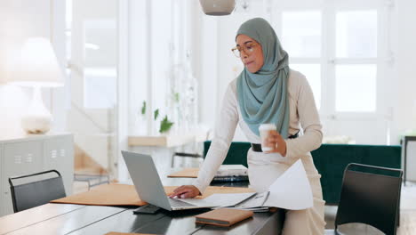 Mujer-De-Negocios-Musulmana,-Computadora-Portátil-Y-Planificación-De-Oficinas
