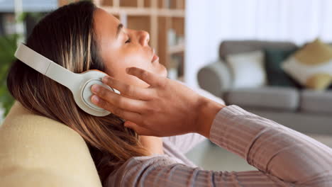 Frau,-Kopfhörer-Und-Entspannen-Sie-Sich-Beim-Musikhören