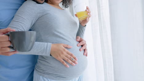 Embarazada,-Pareja-Y-Mujer-Con-Jugo-De-Naranja