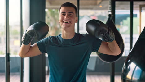 Junger-Mann,-Boxer-Und-Training-Mit-Lächeln