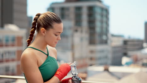 Woman-drinking-water-on-fitness-break