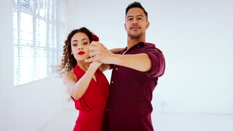Couple,-dance-and-salsa-in-training
