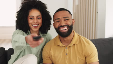 Glückliches-Schwarzes-Paar,-Entspannen-Und-Auf-Dem-Sofa-Fernsehen