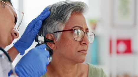 Arzt,-älterer-Patient-Und-Ohrenuntersuchung