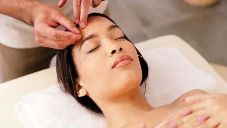 Woman,-relax-and-facial-acupuncture-needles