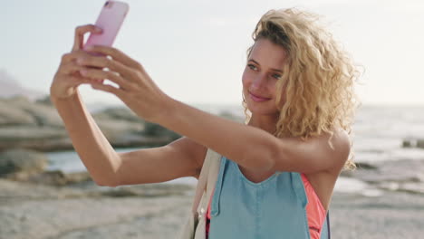 Selfie,-Smartphone-Y-Mujer-En-La-Playa