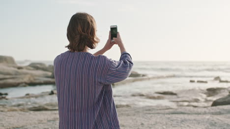 Mann,-Smartphone-Und-Fotografie-Des-Strandes