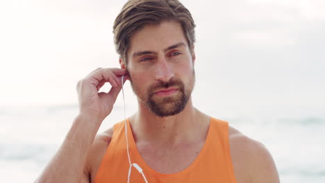 Man-listening-to-fitness-music-on-the-beach