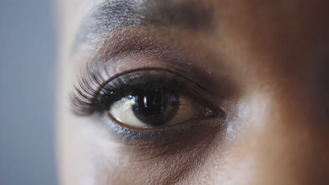 Augenzoom,-Sehkraft-Und-Schwarze-Frau-Mit-Augenpflege