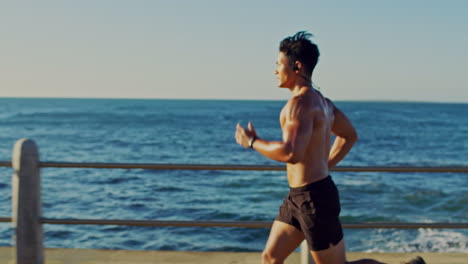 Correr,-Música-Y-Fitness-Con-Un-Hombre-Asiático-En-La-Playa