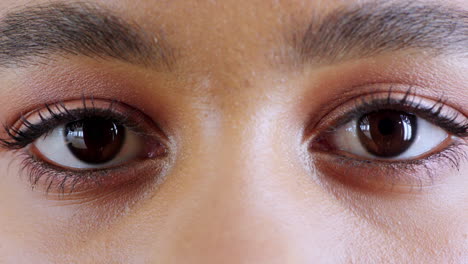 Schwarze-Frau,-Gesichtshaut-Oder-Braune-Augen-Und-Sehvermögen