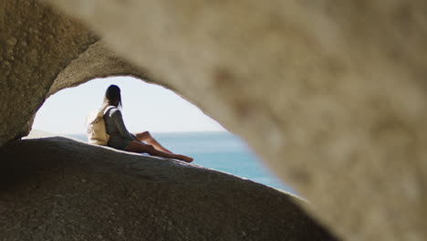 Playa,-Cueva-Y-Mujer-En-Una-Aventura-De-Vacaciones