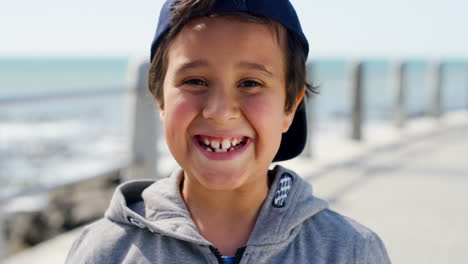 Niño,-Sonrisa-Y-Retrato-Feliz-En-La-Playa-Para-El-Verano