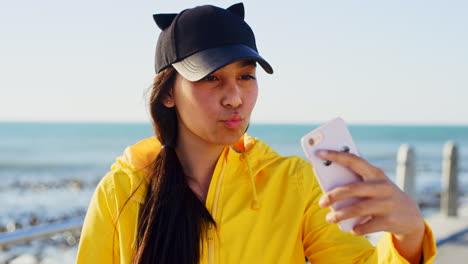 Selfie,-Strand-Und-Frau-Mit-Smartphone