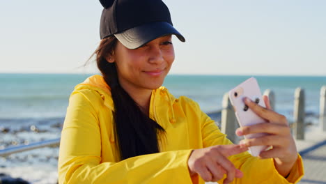 Selfie,-Feliz-Y-Mujer-En-La-Playa-Con-Un-Teléfono