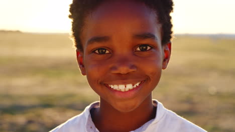Schwarzes-Kind,-Junge-Und-Gesicht-Bei-Sonnenuntergang-In-Der-Natur