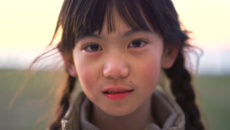 Niño,-Cara-Chica-Asiática-Afuera-En-La-Naturaleza