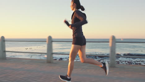 Laufen,-Training-Und-Frau-Am-Strand-Mit-Fokus