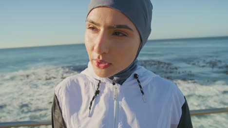 Muslim,-Gesicht-Und-Fitness-Mit-Einem-Strandsportler