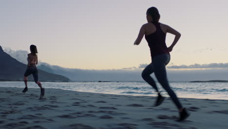 Frauen,-Fitness-Und-Laufen-Am-Strand-Bei-Sonnenuntergang
