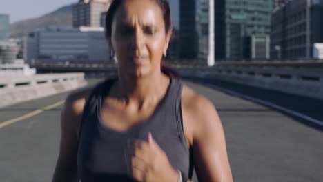 Fitness,-Madura-O-Mujer-Corriendo-En-Una-Ciudad