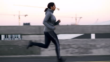 Fitness,-Mujer-Y-Correr-En-La-Ciudad