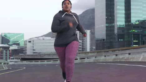 Fitness,-Auriculares-Y-Mujer-Negra-Gorda-Corriendo
