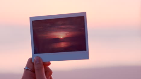 Polaroid,-Fotografía-Y-Puesta-De-Sol-En-La-Playa