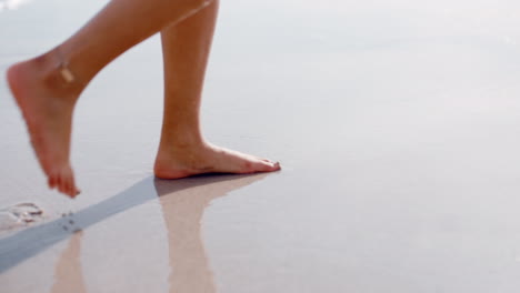Füße,-Nasser-Sand-Und-Strandspaziergänge-Im-Sommer