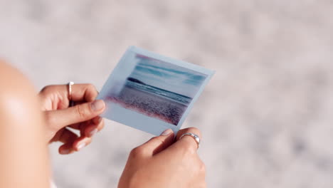 Hände,-Foto-Und-Frau-Mit-Polaroid-Vom-Strand