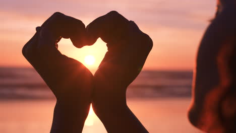 Strand,-Herz-Und-Hände-Für-Die-Liebe-Zum-Sonnenuntergang
